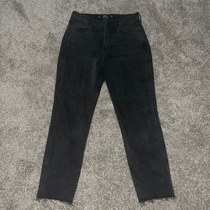 Hollister- Ultra High-Rise Mom Jean
